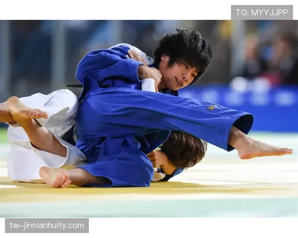 卢玉菲赛场上冷面女王，逛街被拍拎两个大牌袋子——穷人的心都碎了